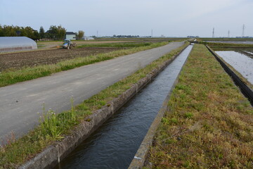 農道と農業用水路 田園風景