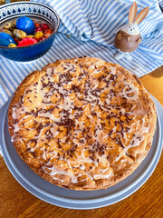 Gedeckter Apfelkuchen mit Schokoladenstreusel und Zuckerguß
