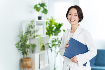 白衣を着た女性　医師　薬剤師