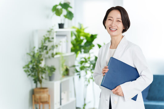 白衣を着た女性　医師　薬剤師