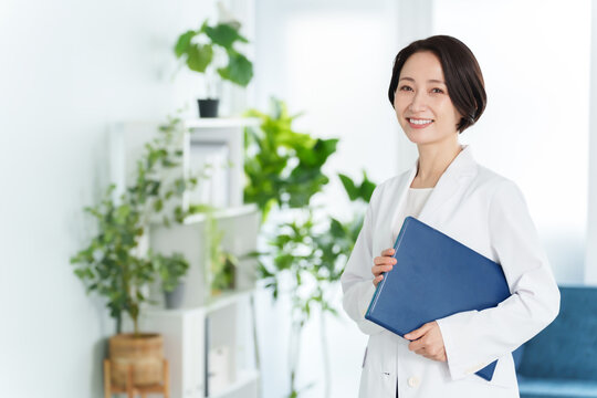 白衣を着た女性　医師　薬剤師