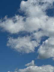 Ceu Azul com lindas nuvens brancas
