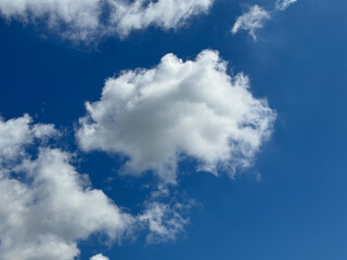 Ceu Azul com lindas nuvens brancas