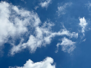 Ceu Azul com lindas nuvens brancas