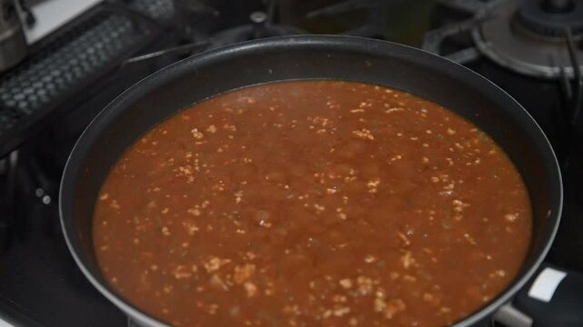 キーマカレーを作る様子