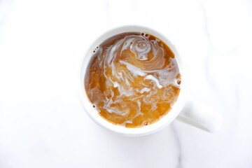 コーヒーが入ったマグカップを、真上から俯瞰した画像