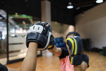 hand pads for boxing training, practice boxing indoors with a boxing instructor.