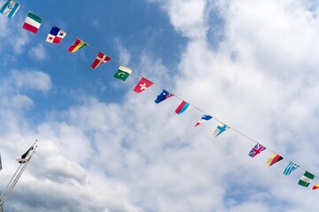 青空にはためく万国旗
