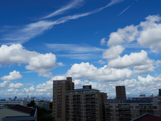 Fototapeta premium 夏の綺麗な青空と雲の風景と日本の都市の街並みの様子