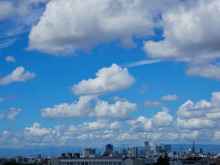 Obraz premium 夏の綺麗な青空と雲の風景と日本の都市の街並みの様子