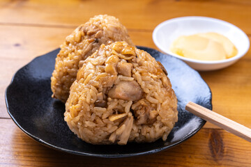 鶏としめじの醤油麹炊き込みご飯のおにぎり