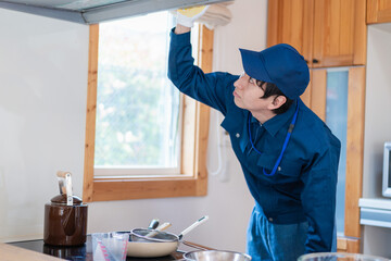 キッチンのメンテナンスをする技術スタッフ