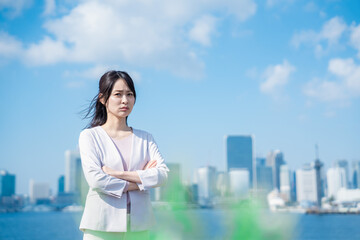 ネガティブな感情を示すビジネスウーマン