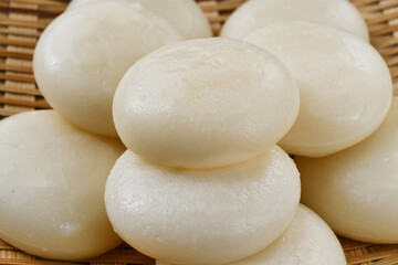 日本のお正月：ザルに入った丸餅　背景素材   Japanese New Year: round rice cakes (Maru mochi) in a colander, background material