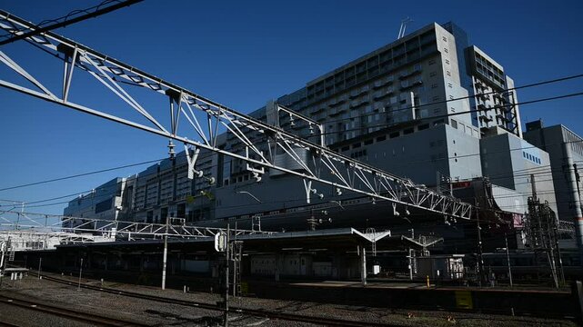 京都駅に同時に到着する普通列車 （東海道本線 京都, 2024年5月）