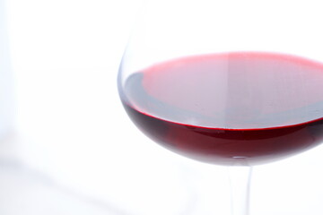 ワイングラスに注がれた美味しい赤ワインをゆっくり味わう至福の時間