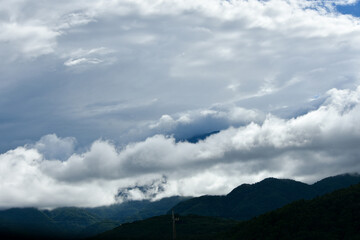 雨上がりの風景　山の上に広がる雲