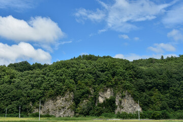 青空と崖のある山