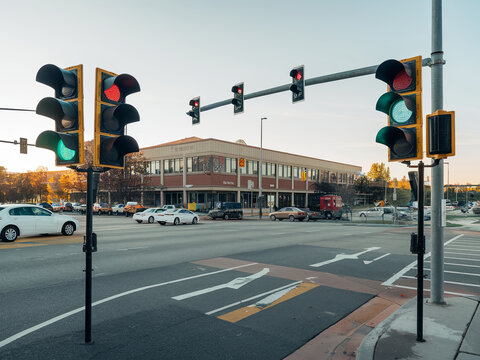 Adaptive traffic lights coordinating with nearby signals