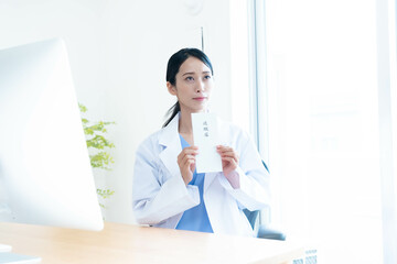 退職届を持つ女性医師