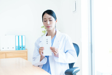 退職届を持つ女性医師