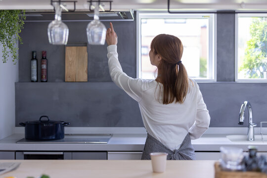 キッチンに立つ女性の後ろ姿　back view of woman