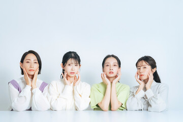 カジュアルファッションのミドル女性グループ