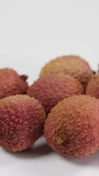 plusieurs litchis, en gros plan, isol&eacute;s sur un fond blanc