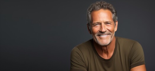 Obraz premium A man with a big smile on his face is wearing a green shirt