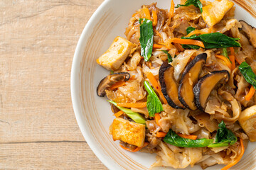 stir-fried noodles with tofu and vegetables