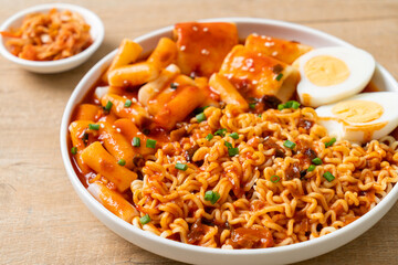 Korean instant noodles with Korean rice cake and fish cake and boiled egg