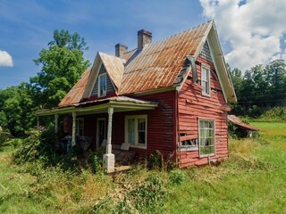 Obraz premium Abandoned rustic country farmhouse in the countryside. Franklin, North Carolina, United States Of America.
