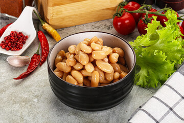 White canned beans in the bowl