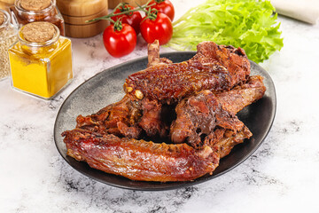 Roasted duck wings with sauce