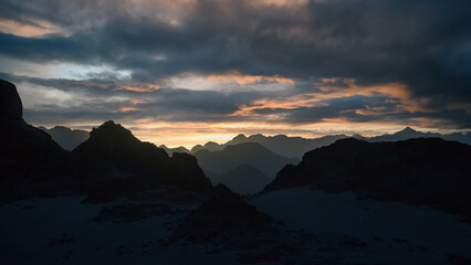 Obraz premium peaks of mountains in the desert against sunset