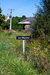 scène rurale avec le panneau annonçant un hameau dans le centre de la France 