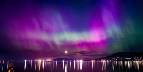Fototapeta premium Northern Lights Illuminating the Horizon Over Vancouver, Canada