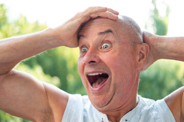 Obraz premium humorous senior man with twinkle in eye poking fun at himself, embracing life's simple pleasures, infectious laughter