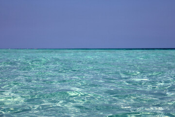 Obraz premium Empty sea beach, view to azure water surface and blue sky