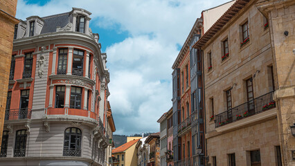 Obraz premium Una calle en el barrio antiguo de Oviedo, España