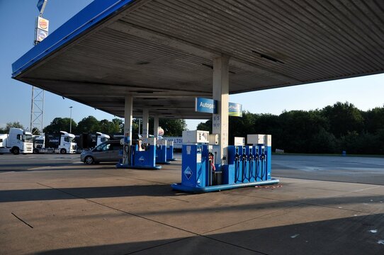 Aral Tankstelle #Kraftstoffe an der A1 Neuenkirchen-V&ouml;rden der Au&szlig;enbereich mit &Uuml;berdach und Zapfs&auml;ulen