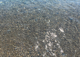 Agua de mar, cerca de la playa, con piedras, guijarros o cantos para usar como fondo