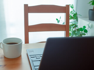 テーブルの上のノートパソコン