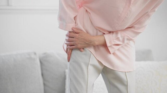 坐骨神経痛で苦しむシニア女性