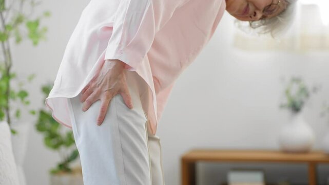 坐骨神経痛で苦しむシニア女性