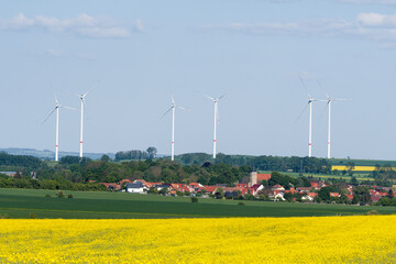 Windpark mit Rapsfeld im Harz	