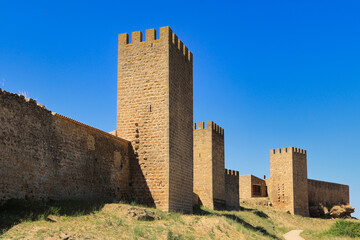 The Siege of Aratajona. Navarre. Perfectly adapted to the profile drawn by the hill on which it sits, the Cerco de Artajona will offer you the opportunity to enjoy the most popular medieval fortificat