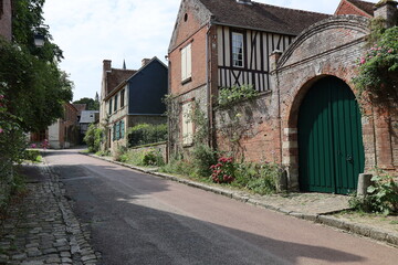 Vieille rue typique, village de Gerberoy, département de l'Oise, France