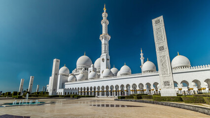 Obraz premium Sheikh Zayed Grand Mosque timelapse hyperlapse located in Abu Dhabi - capital city of United Arab Emirates.
