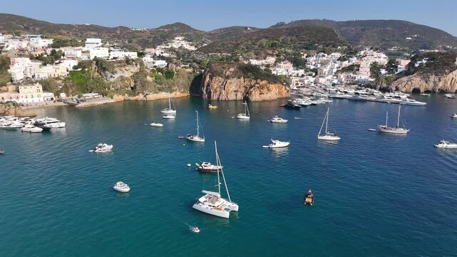 Isola di Ponza, Lazio, Italia, Meditterraneo. Santa Maria ed il Frontone con le barche in rada.
Vista Aerea della baia con le barche a vela e gli yacht ancorate con il mare calmo. Estate, Nautica.